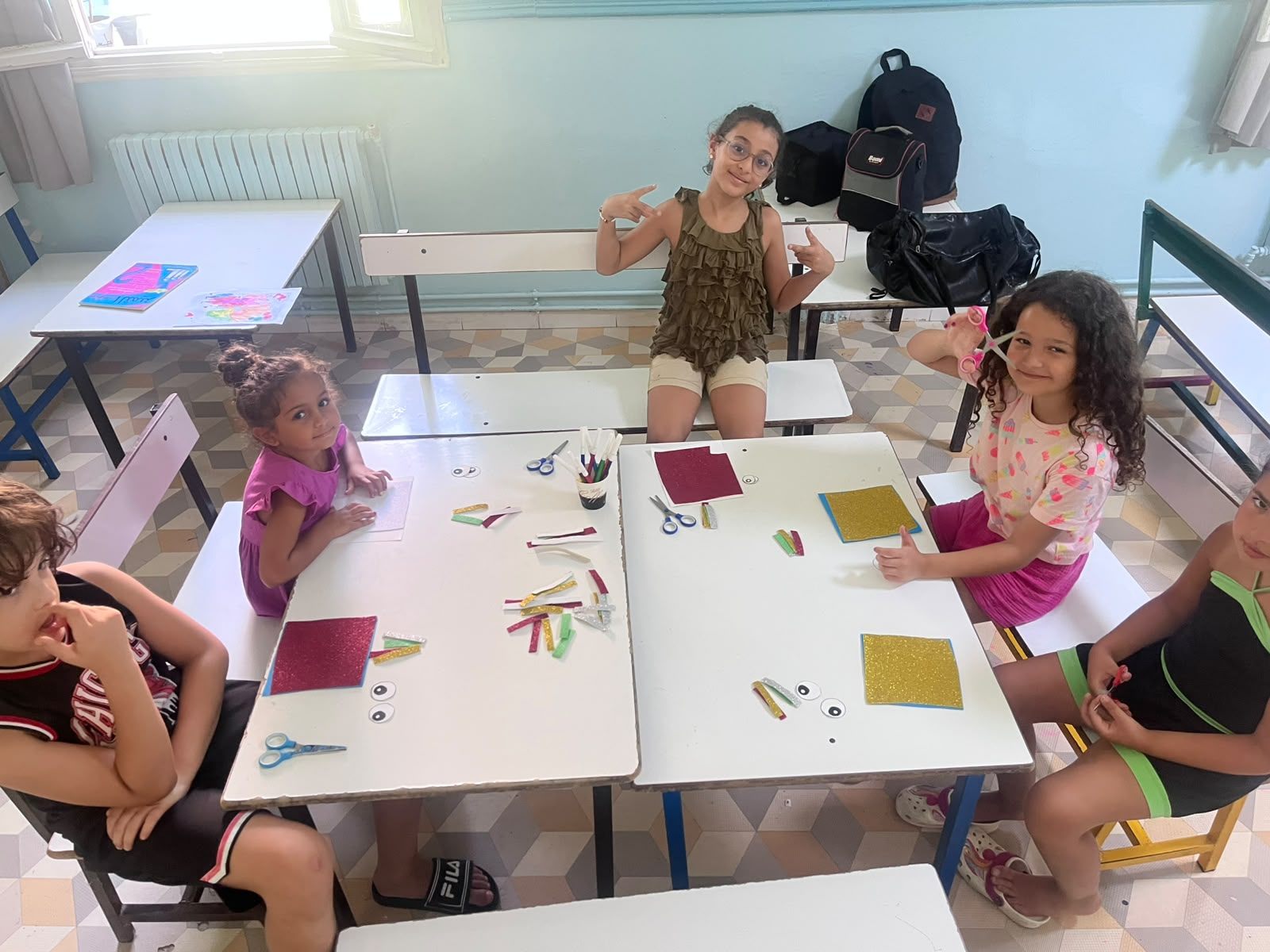 Élèves de primaire avec leurs cahiers